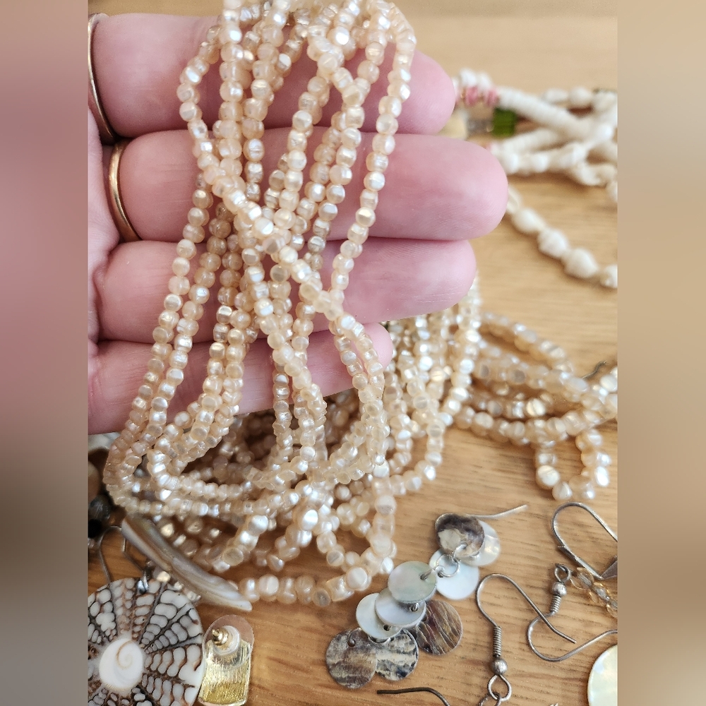 Assorted Shell and Bead Jewelry Collection - Picture 4 of 10